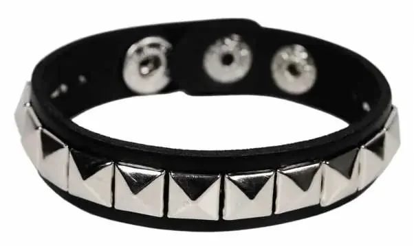 Armbänder mit Pyramiedennieten
